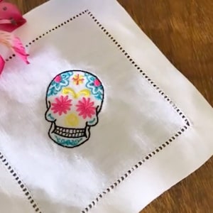 Haftowany zestaw serwetek lnianych Catrinas, haftowana serwetka z czaszką, serwetki Calavera, kolorowe serwetki Catrinas, meksykańskie serwetki koktajlowe