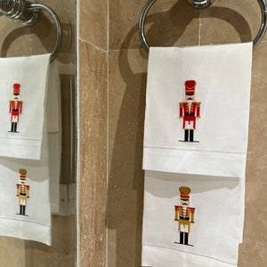 Besticktes Nussknacker Handtuch, Weihnachtsleinen Handtuch, Besticktes Nussknacker Handtuch, Weihnachtsgeschenk, Nussknacker Küchentuch
