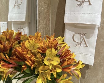 Toalla de baño de lino con iniciales personalizadas bordadas, toalla de lino con diseño de plantas, toalla de lino estética, toalla con iniciales personalizadas bordadas