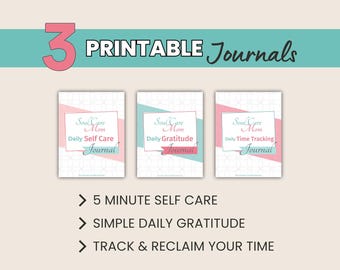 Può includere: Tre copertine di diario stampabili con un design rosa e blu. Le copertine presentano il testo "Soul Care Mom" e i titoli "Diario quotidiano di cura di sé", "Diario quotidiano di gratitudine" e "Diario quotidiano di tracciamento del tempo".