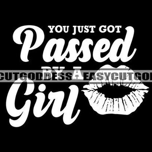 Op de afbeelding: Zwarte achtergrond met witte tekst: "YOU JUST GOT Passed BY A Girl" en een witte lipafdruk. De tekst "EASYCUTGODDESS" is horizontaal afgedrukt.