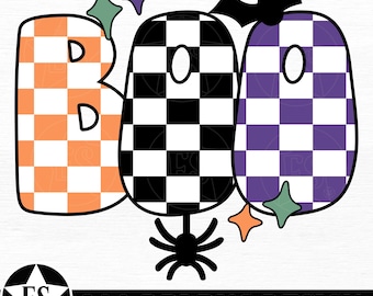Può includere: Un design grafico che mostra la parola BOO con un motivo a scacchi. La lettera B è arancione e bianca, la O è nera e bianca, e la seconda O è viola e bianca. Un pipistrello nero è posizionato sopra la seconda O, un ragno nero pende sotto e piccole stelle verdi, viola e arancioni circondano le lettere.
