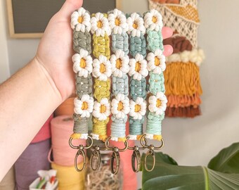 Macrame Daisy Wristlet Keychain | Macrame Wristlet | Flower Wristlet | Mini Lanyard | Macrame Keychain | Boho Keychain | Key Accessories
