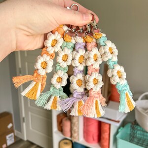 Daisy Keychain | Sunflower Keychain | Macrame Flower Keychain | Flower Keychain | Boho Keychain | Macrame Keychain | Flower Keychain