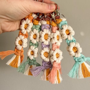 daisy keychain | macrame Daisy keychain | flower keychain | bridesmaid gifts | boho gift | teacher gift | plant lover gift | small Keychain
