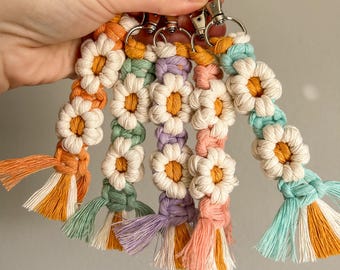 daisy keychain | macrame Daisy keychain | flower keychain | bridesmaid gifts | boho gift | teacher gift | plant lover gift | small Keychain