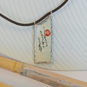 Colgante letras de porcelana rota, de plato antiguo Japonés con collar de cuero,hecho a mano en España. Regalo personalizable exclusivo.