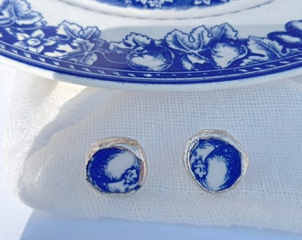 Blue button earrings with broken porcelain from a vintage plate. Handmade in Spain. Unique. Personalised gift.