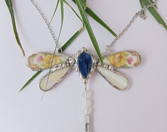 Pendant with dragonfly made of fragments of old plates, mother of pearl and hematite. Unique jewelry handmade in Spain with a nostalgic design.