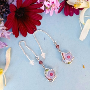 Long earrings with broken porcelain from a vintage plate and a 925 silver chain. Handmade in Spain. A customizable gift.