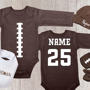 Body de fútbol personalizado, ropa para bebé niño para el día del partido, atuendo para bebé que regresa a casa, regalo para baby shower, regalo para nuevos papás, atuendo deportivo