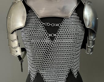 Ritterin aus Stahl: Halsberge, Pouldron, Kettenhemd - LARP Cosplay