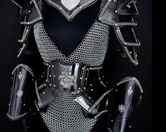 Conjunto de armadura medieval fantástica con cota de malla: hombreras, gorguera, brazaletes y grebas de acero, armadura para LARP y cosplay.