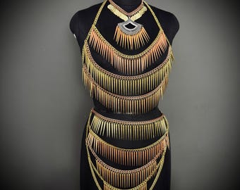 Conjunto de armadura de guerrero dorado hecho a mano: disfraz de cosplay con flecos y cota de malla con pinchos