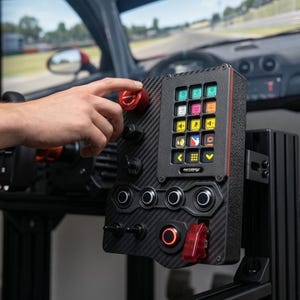 Caja de botones para simulación de carreras con soporte para Stream Deck, panel de fibra de carbono, codificadores e interruptores.