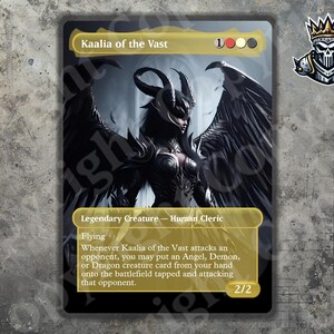 Op de afbeelding: Een ruilkaart met Kaalia of the Vast, een legendarische Human Cleric met zwarte vleugels en harnas. De kaart heeft een gouden rand met tekst en een 2/2 kracht/weerstand rating. Een schedel met een kroon staat in de rechterbovenhoek.