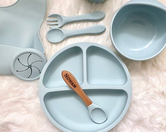 Set Repas Bébé - Vaisselle Enfant et Bavoir en Silicone - cuillère et fourchette personnalisable - assiette enfant. Cadeau bébé