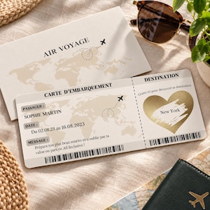 Puede incluir: Un conjunto de tarjeta de embarque y sobre de color crema con un gráfico de mapa mundial, iconos de avión y el texto AIR VOYAGE, CARTE D'EMBARQUEMENT, PASSAGER: SOPHIE MARTIN, DATE: 02.08.23 au 16.08.23, y un corazón dorado para rascar que revela New York.