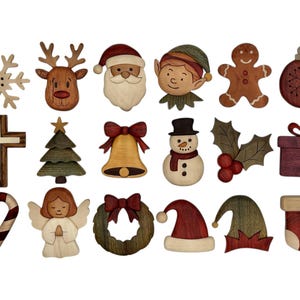 Könnte beinhalten: Eine Sammlung von Holzornamenten zum Thema Weihnachten, darunter eine Schneeflocke, ein Rentier, der Weihnachtsmann, ein Elf, ein Lebkuchenmann, eine Christbaumkugel, ein Kreuz, ein Weihnachtsbaum, eine Glocke, ein Schneemann, Stechpalme, ein Geschenk, eine Zuckerstange, ein Engel, ein Kranz, ein Weihnachtsmütze, eine Elfenmütze und ein Strumpf.