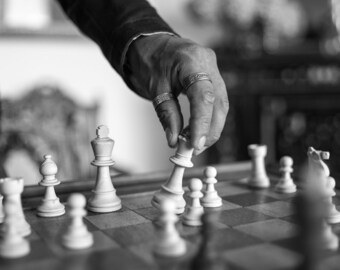 Hombre jugando al ajedrez