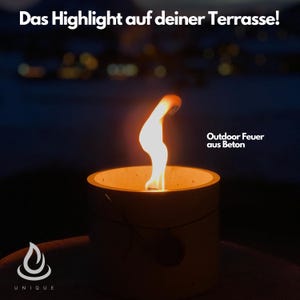 Könnte beinhalten: Ein brennender Outdoor-Feuertopf aus Beton mit einer leuchtend orangefarbenen Flamme. Der Text "Das Highlight auf deiner Terrasse!" steht oben und "Outdoor Feuer aus Beton" rechts. Das Wort "UNIQUE" steht unten.