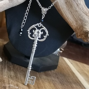 Silver Gothic Skeleton Key Necklace Valentine Key Pendant Necklace For Women Necklace Key Goth Skull Pirate Key ring Jewelry Silver Chain