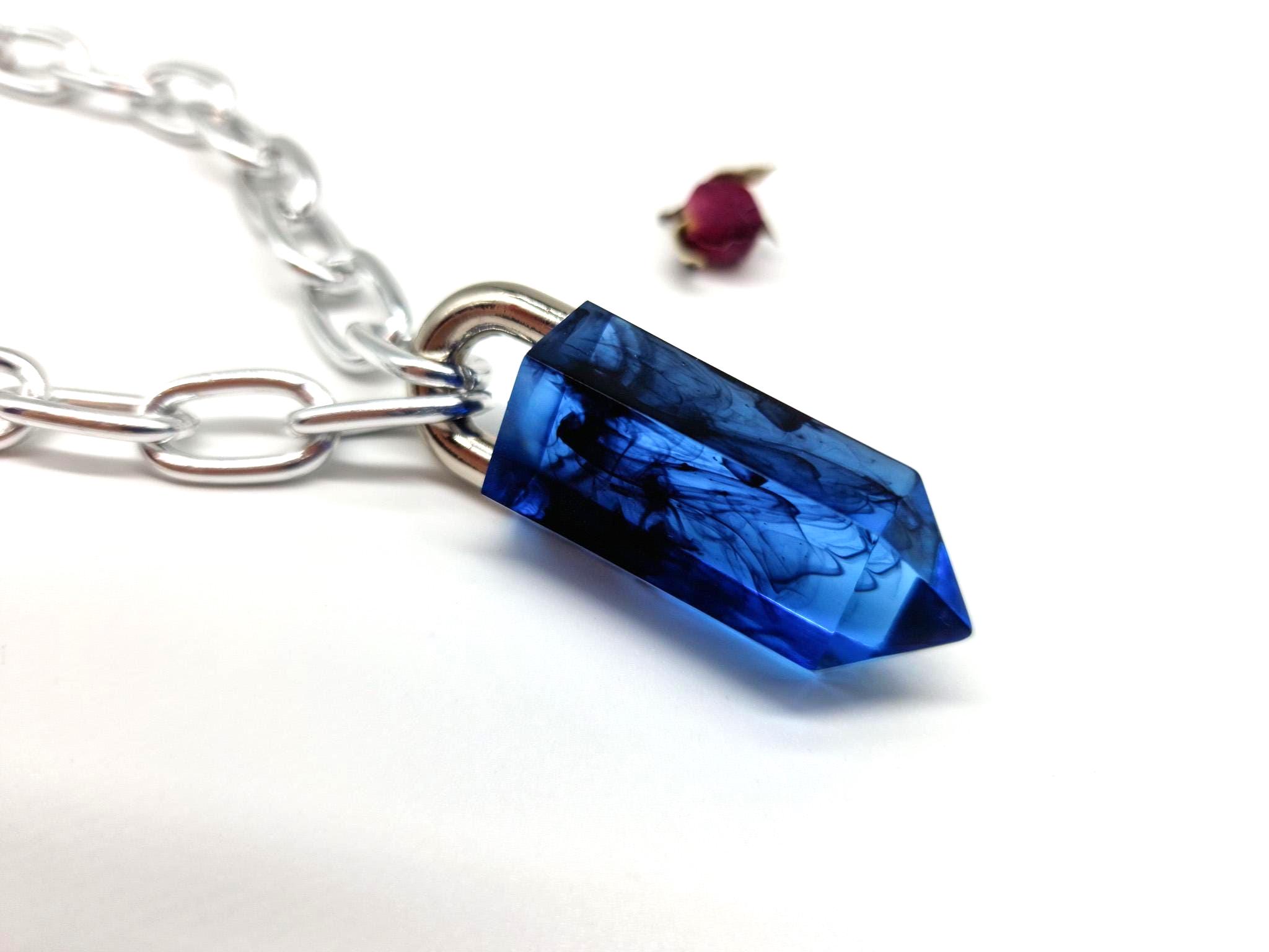 Collana con ciondolo in resina con cristallo di zaffiro blu e nero