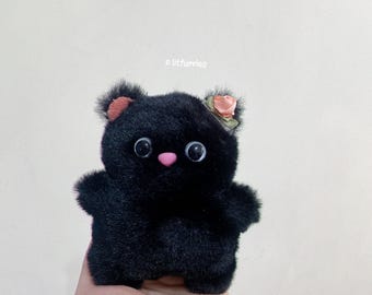 ROSY Gato Negro Mascota de Bolsillo con Pompones, Mascotas Antiestrés de Bolsillo, Mascotas Sensoriales, Mini Compañero de Viaje, Compañero de Separación, Compañero de Apoyo Emocional