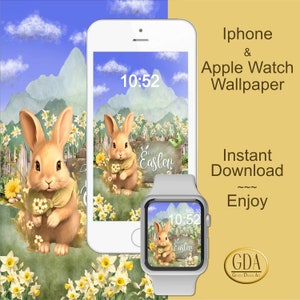 Puede incluir: Una ilustración digital de un lindo conejito sosteniendo un ramo de narcisos amarillos en un campo de flores. El conejito lleva una corbata de lazo amarilla. El fondo es una pintura de acuarela de una cordillera y un cielo azul con nubes blancas. El texto "Feliz Pascua" está en un letrero de madera en el fondo. La imagen está diseñada para ser utilizada como fondo de pantalla para teléfono y Apple Watch.
