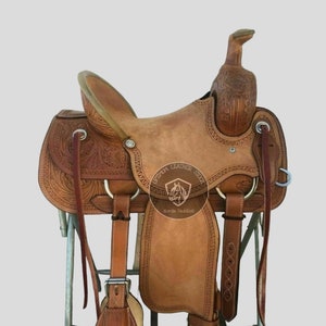 Hochwertiger, handgeschnitzter Western-Ranch-Roper-Pferdesattel mit passendem Kopfstück, Brustkragen, Zügel und Rückengurt.
