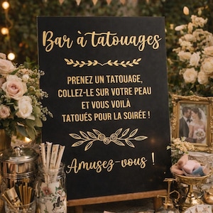 Peut inclure: Un panneau rectangulaire noir avec une inscription dorée indiquant Bar à tatouages, Prenez un tatouage, collez-le sur votre peau et vous voilà tatoués pour la soirée !, Amusez-vous !, orné de motifs décoratifs dorés en forme de feuilles et fleurs.