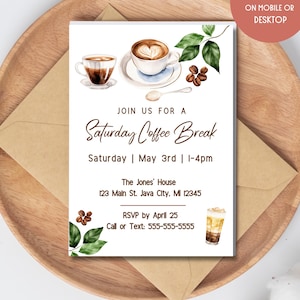 Może przedstawiać: Karta zaproszenia z motywem kawy z ilustracjami filiżanek, ziaren i liści. Tekst brzmi "Join Us For A Saturday Coffee Break" ze szczegółami wydarzenia. Karta jest umieszczona na drewnianej tacy z kopertą.