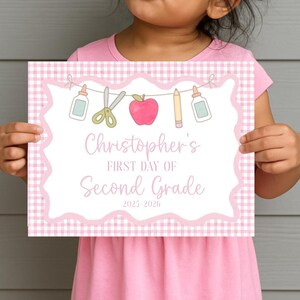 Primeiro dia de aula para impressão da Grandmillennial, acessório para fotos do jardim de infância, 1º e último dia, totalmente editável, moldura rosa xadrez para menina