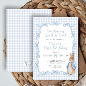 Pode incluir: Um convite com padrão de vichy azul e branco com uma borda de fita azul. O convite diz "Somebunny Sweet is One!" e inclui detalhes para a festa de primeiro aniversário do Mason. O convite apresenta uma ilustração em aquarela do Peter Rabbit.