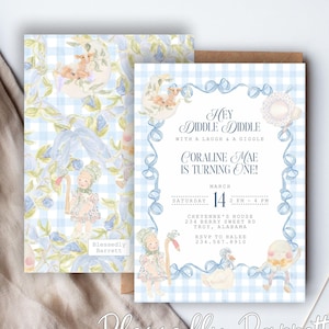 Pode incluir: Um convite com padrão xadrez azul e branco com uma ilustração em aquarela de uma menina com um vestido azul e um chapéu branco. O texto diz "Hey Diddle Diddle with a laugh and a giggle Coraline Mae is turning one! Saturday March 14 2 PM - 4 PM Cheyenne's House 234 Berry Sheet Rd Troy, Alabama RSVP to Halee 234.567.8910 Blessedly Barrett"
