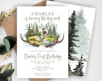 Può includere: Un invito di primo compleanno a tema bosco con un'illustrazione ad acquerello di un cervo, un tacchino e un pesce in un ambiente boschivo. Il testo recita "Charles is turning the big one!" e "Join us to celebrate Charlie's First Birthday".