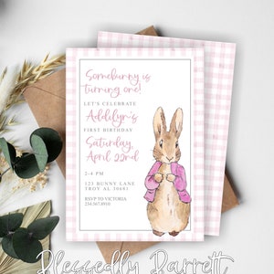 Pode incluir: Um convite de aniversário com uma ilustração em aquarela de um coelho usando um casaco rosa. O texto do convite diz "Somebunny is turning one!" e inclui o nome "Addilyn's" e a data "22 de abril". O fundo é um padrão xadrez rosa.