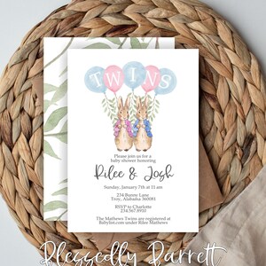 Pode incluir: Um convite para um chá de bebê com uma ilustração em aquarela de dois coelhos segurando balões azuis e rosa. O texto diz "TWINS" acima dos coelhos e "Please join us for a baby shower honoring Rilee & Josh" abaixo. O convite também inclui a data, a hora, o local e as informações de RSVP.
