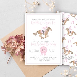Może przedstawiać: Różowe i białe zaproszenie na urodziny z akwarelową ilustracją konia i dżokeja. Tekst brzmi "We're off to the Races, Our little Jockey is Two, Join us to celebrate Lexi's Second Birthday, Saturday, September 28, 2 pm to 4 pm, Asher's Clubhouse Box Seat, 234 Kentucky Derby Rd, Troy, Alabama".