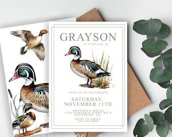 Könnte beinhalten: Eine weiße Einladungskarte mit grünem Rand. Die Karte zeigt eine Aquarell-Illustration einer Stockente und den Text "GRAYSON IS TURNING 10". Die Einladung gibt Details zu einer Geburtstagsfeier am Samstag, den 11. November, mit Ort und RSVP-Informationen an.
