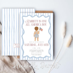 Puede incluir: Una tarjeta de invitación a rayas azules y blancas con una ilustración roja y blanca de un niño sosteniendo una pequeña bandera estadounidense. El texto en la tarjeta dice "Barrett is one All America Boy" y "Saturday, July 14th".