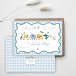 Könnte beinhalten: Ein Set aus Einladungskarten und Umschlägen für eine erste Geburtstagsfeier. Die Einladung hat einen blauen, gewellten Rand und Cartoon-Tiere. Der Text lautet "Will is ONE Party Animal" und "Will's First Birthday". Der Umschlag hat ein blaues Vichy-Muster.