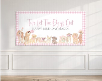 Puede incluir: Una pancarta de cumpleaños rectangular con borde de cuadros vichy rosa que presenta ilustraciones en acuarela de varios perros con accesorios. El texto dice Two Let The Dogs Out y HAPPY BIRTHDAY MADDI en letras rosas y gris oscuro.