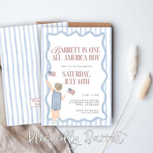 Puede incluir: Una tarjeta de invitación a rayas azules y blancas con una ilustración roja, blanca y azul de un niño sosteniendo banderas americanas. El texto en la tarjeta dice "Barrett is one All America Boy" y "Saturday, July 14th".
