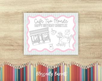 Pode incluir: Um desenho a traço preto e branco de uma cena de café com o texto "Cafe Two Monde Happy Birthday Christlee" dentro de uma borda rosa ondulada. A imagem inclui um café, uma pessoa em uma mesa e uma xícara de café. Lápis de cor na parte inferior.