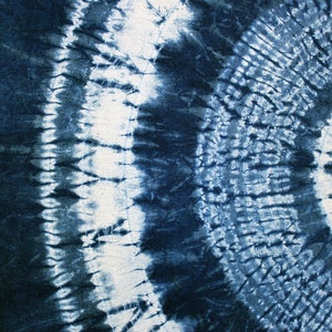 Arte de parede japonesa Shibori de Kumo e Nui | Arte têxtil tingida à mão índigo natural | Arte de parede única