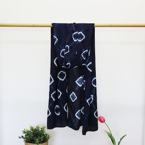 Lenço de seda Ne-maki Shibori | Lenço de seda índigo natural | Têxtil artístico tingido à mão | Lindo presente unissex