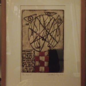 May include: A framed black and white print of an abstract art piece with three figures in a circle. The print has a red and white checkered pattern at the bottom and text in Dutch that reads "TROMMELT H AMR HANDEN ZWER D GOR HER TE Z UN APUTER HA AR WENSEN EN VERTEL LEN DOOR DE VOORSTEL LING VAN TO ENETS WAS".