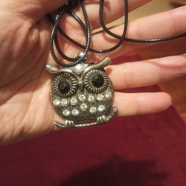 Collier en cuir avec pendentif "hibou" en métal - Bijoux recyclé