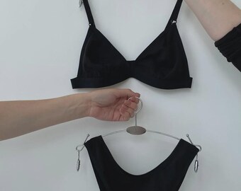 Conjunto de lencería de algodón hecho a mano, sujetador sin aros y braguita de bikini.